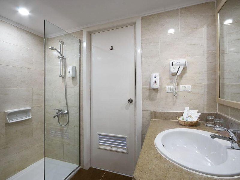 011-BD-bathroom-example-double-room-standard-pool-view-standard-double-room-with-pool-view-triple-room-standar_102811057