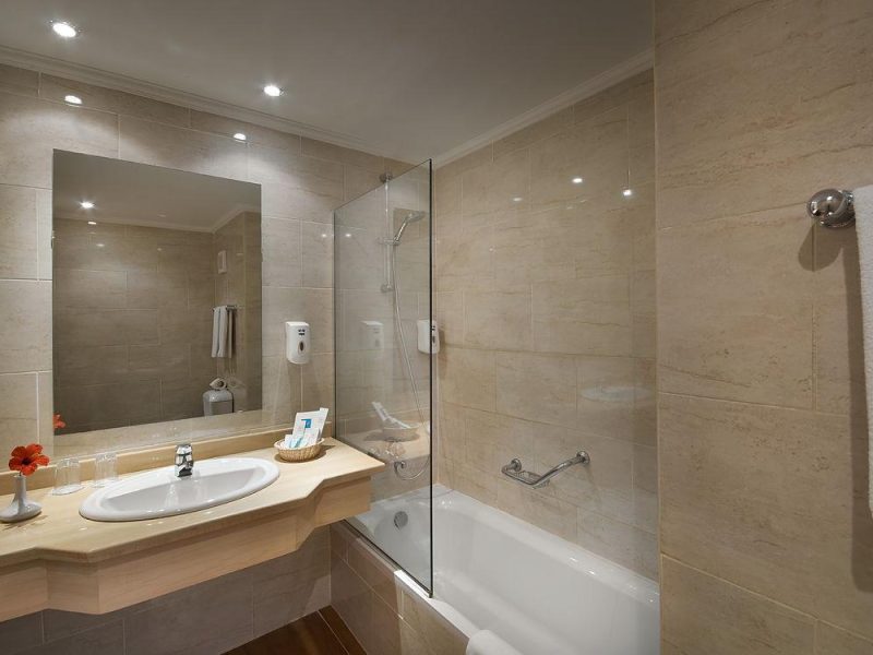 012-BD-bathroom-example-double-room-standard-pool-view-standard-double-room-with-pool-view-triple-room-standar_102811062